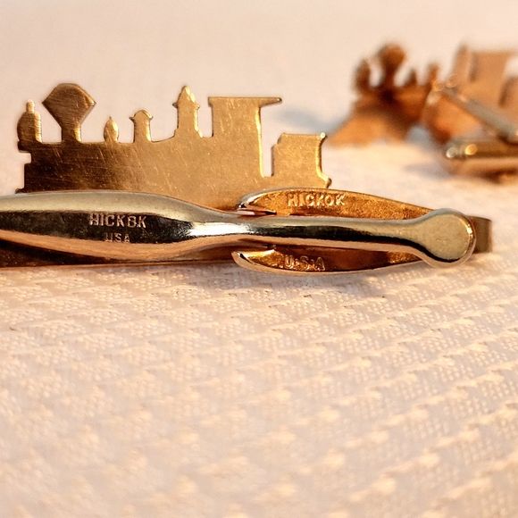 3pc Hickok Train Tie Clip and Cufflinks Signed Gold Tone Vintage Cuff Link Set - Picture 5 of 5